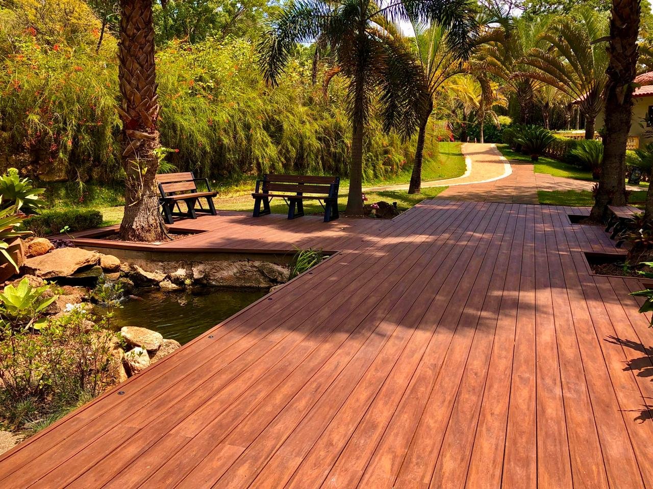 Casa moderna com deck de madeira plástica